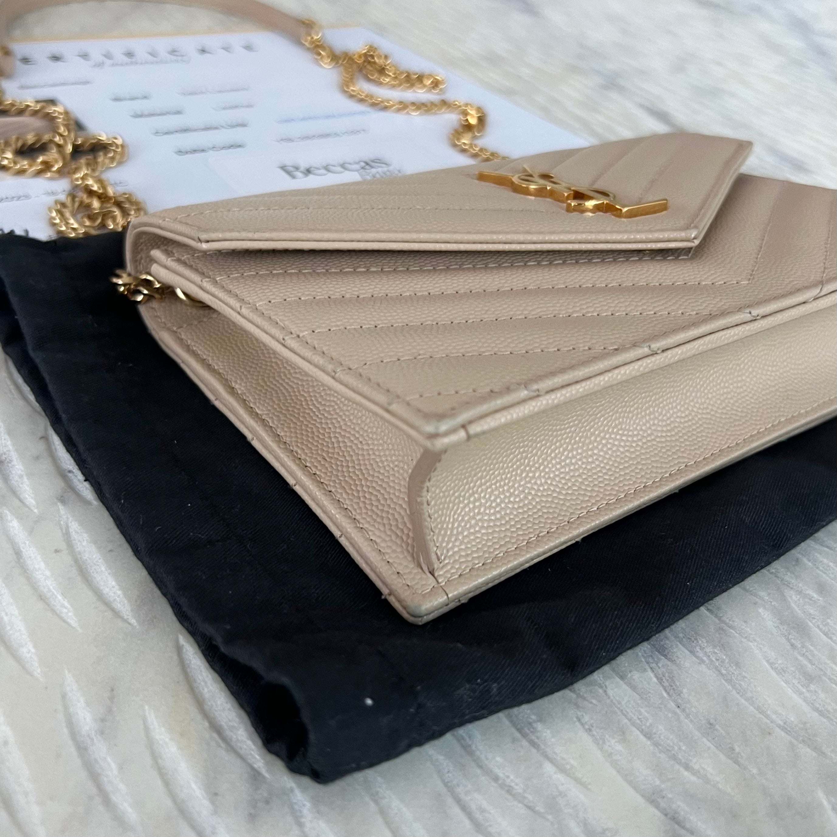 SAINT LAURENT CASSANDRE ENVELOPE CHAIN WALLET IN GRAIN DE POUDRE LEATHER